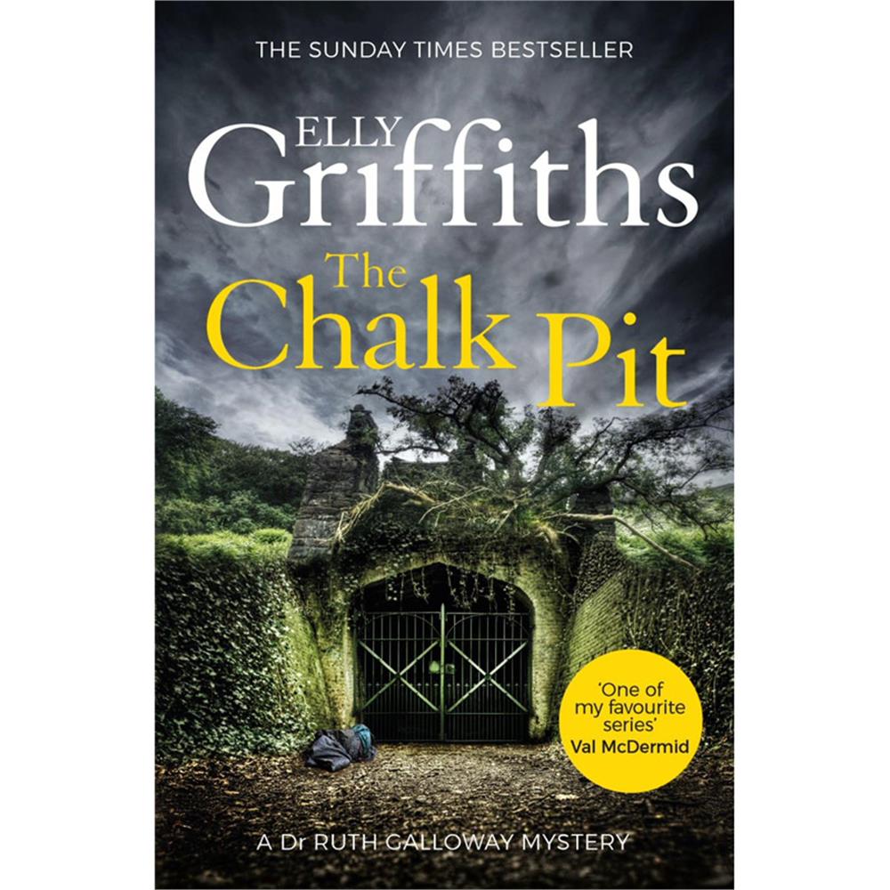 The Chalk Pit by Elly Griffiths: The Dr Ruth Galloway Mysteries 9 (Paperback)